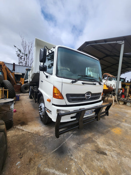 2011 HINO 1726 6 CUBE TIPPER